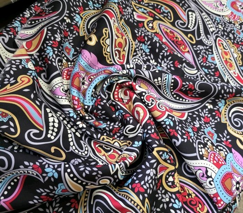 Yards black paisley - 4,